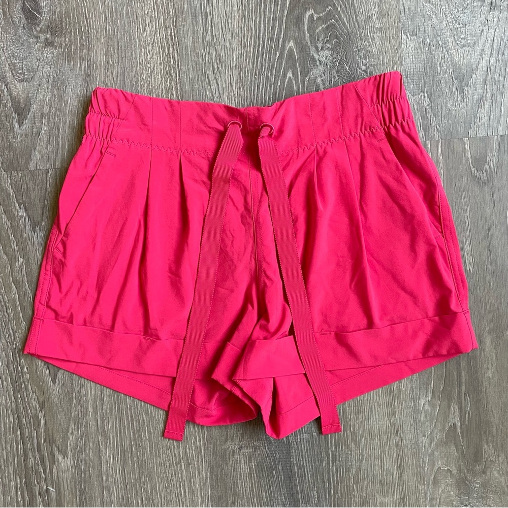 Lululemon Spring Break Away Shorts in Boom Juice Size 4